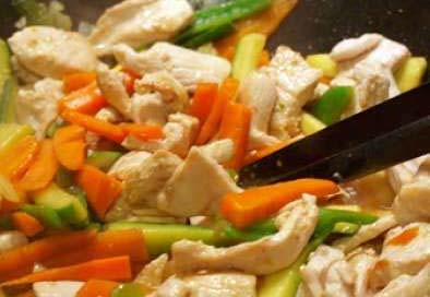 Bocconcini di pollo al wok con verdure